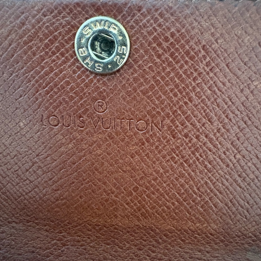 Louis Vuitton Vintage Monogram Four Key Holder - Picture 8 of 10